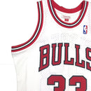 Mitchell & Ness Chicago Bulls Scottie Pippen Swingman Jersey White Upper Right